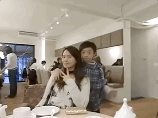 哈利曬母子舊照，素顏的伊能靜滿臉溫柔，童年的哈利值高於現在
