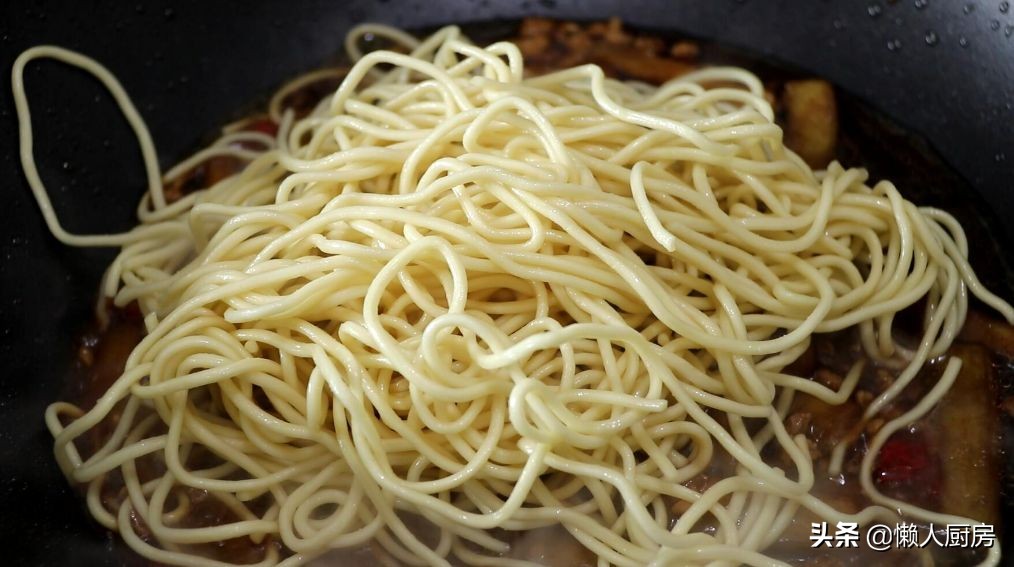 1根茄子，一块猪肉，这是茄子肉末焖面的做法，真好吃