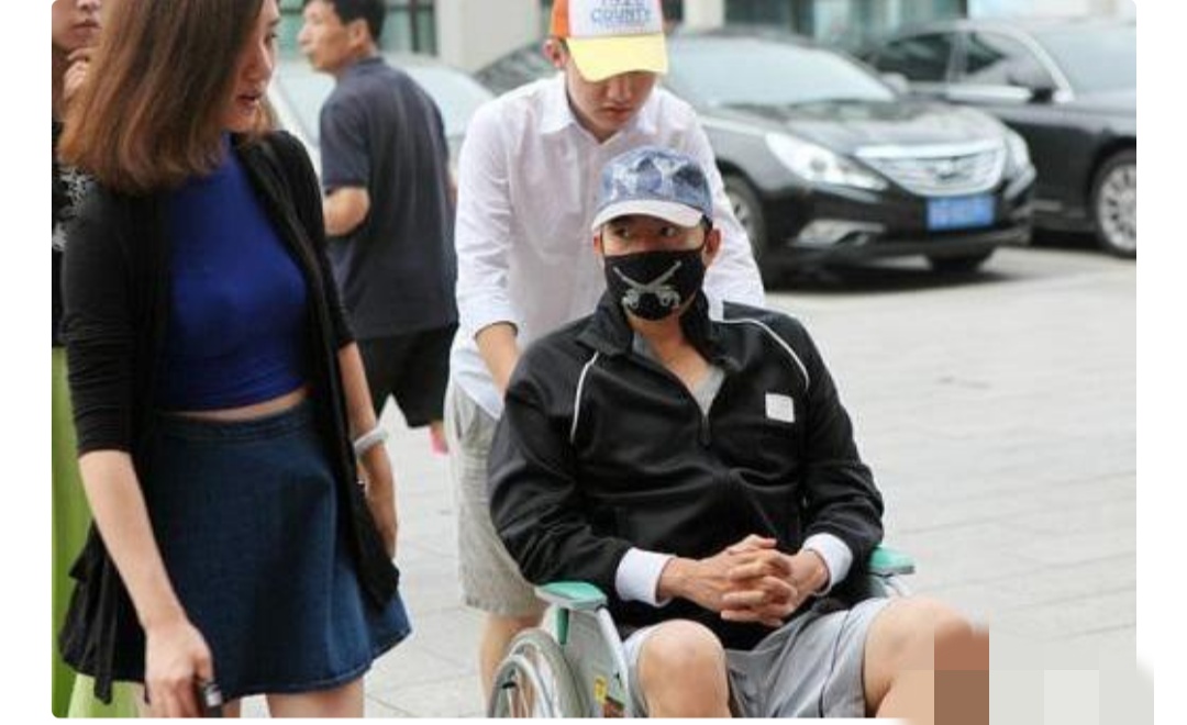 他曾是最红男主角，因不用马替而从马上摔下来