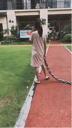 爆笑GIF图片：一条鱼带来的艳遇，大爷开心的笑啦