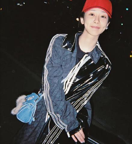 31-year-old Zhou Dongyu was accidentally encountered in Singapore. She is  as tall as 170cm and glowing without makeup! - iMedia