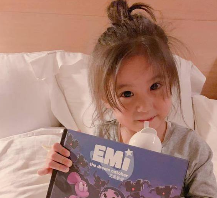 都说咘咘很像贾静雯，妹妹波妞近照曝光，五官长开要超越姐姐了