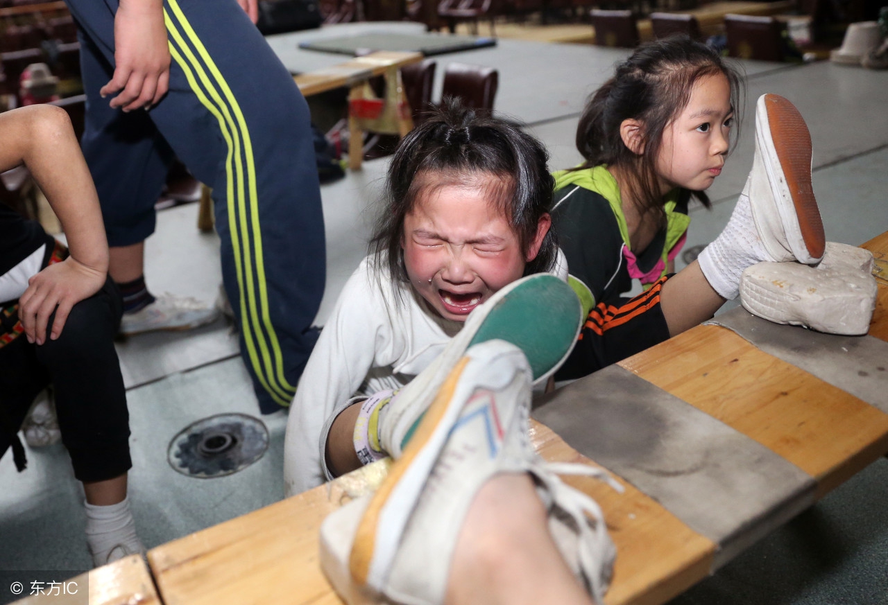 儿童杂技班:当你还尿裤子时 他们已学会劈叉 每天做300仰卧起坐