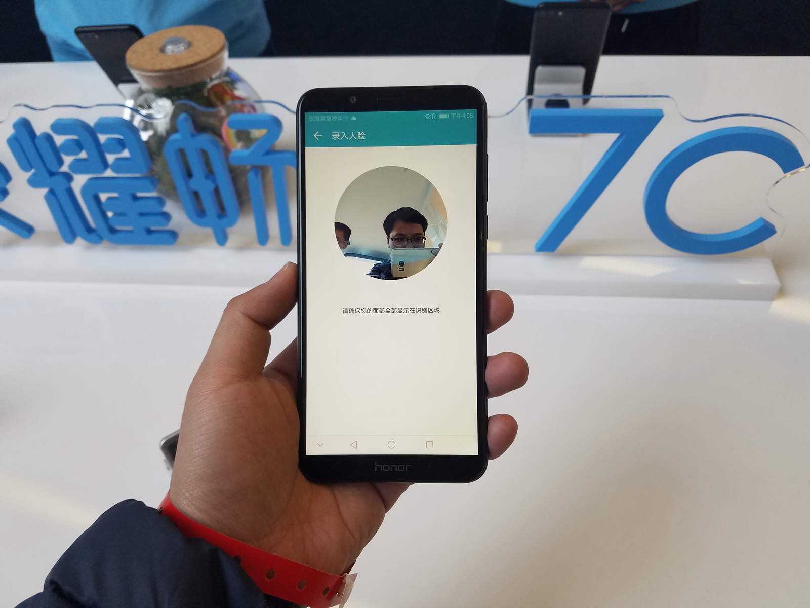比 iPhone X 还快的面部识别要是 899？华为荣耀畅玩 7C 当场感受