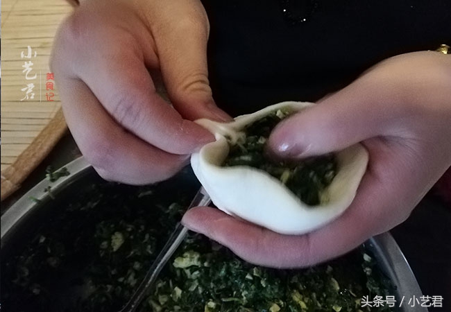 图片[13]-暖春最好吃的荠菜包子做法 媳妇12秒包一个 咬一口馅足又美味-起舞食谱网