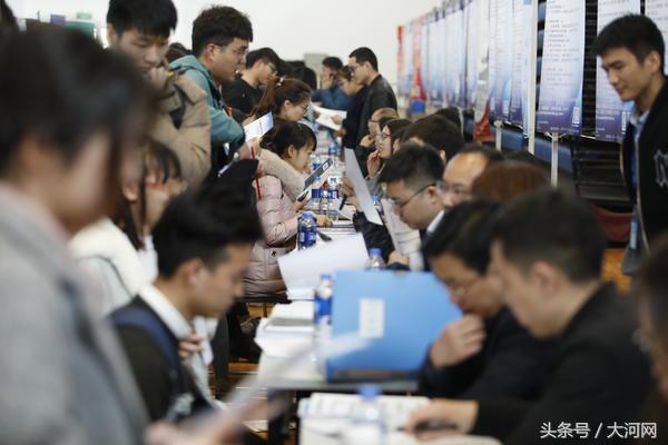 应届生福利!联合招聘会在郑州大学举办 