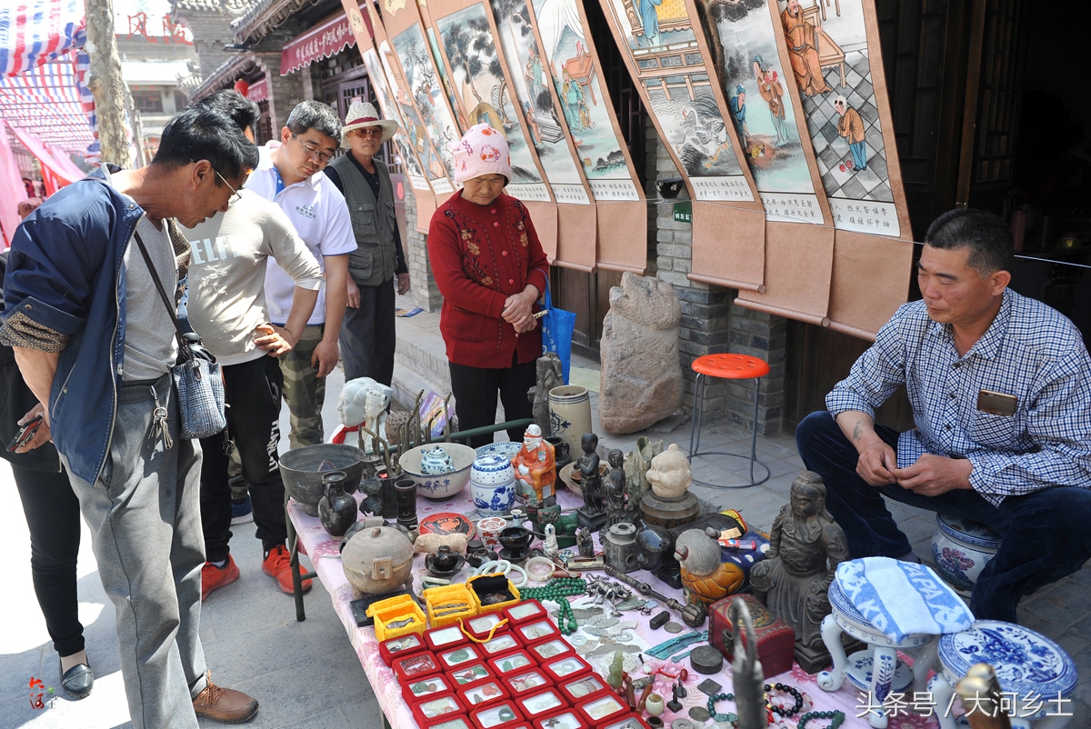 男子摆摊卖旧货，自述都是收来的老物件，一张画作22万