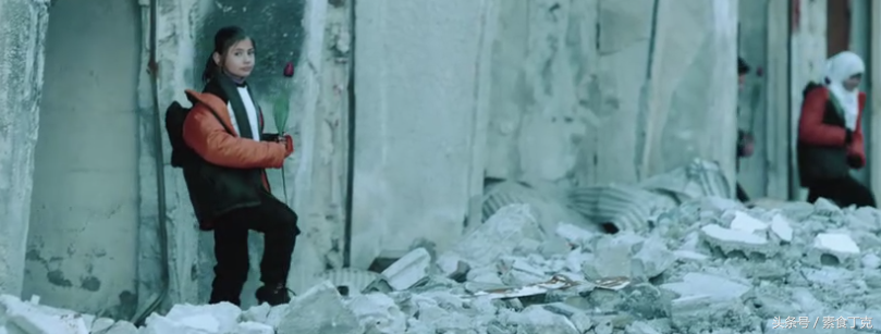 In what children come out to sing in Syrian war remains that " heartbeat " , let a person touch