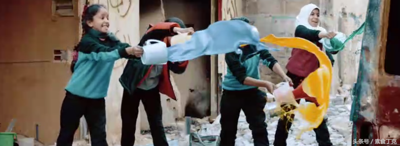 In what children come out to sing in Syrian war remains that " heartbeat " , let a person touch