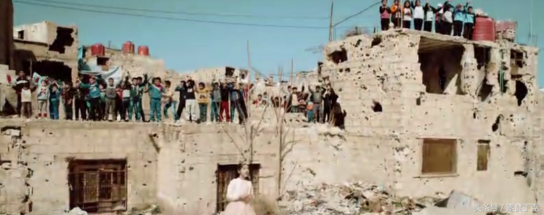 In what children come out to sing in Syrian war remains that " heartbeat " , let a person touch