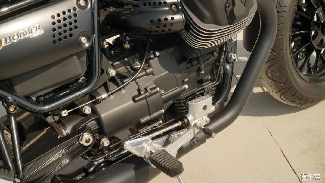 满载异域风情，横置V缸 Moto Guzzi V9 Bobber