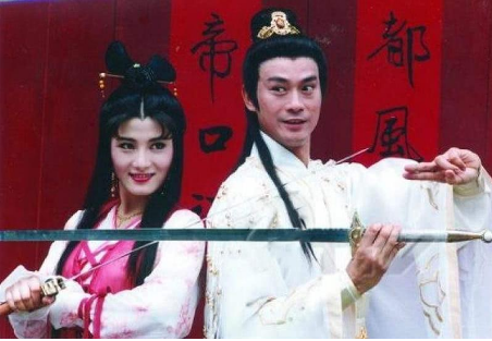 24年前，那个被周比利一脚踢进医院的女打星杨丽菁，现状如何？