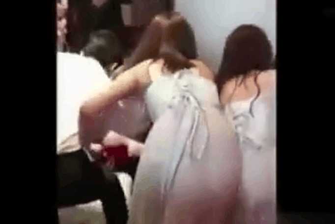 伴郎酒后强行将伴娘拉进洗手间里轮 只听伴娘大喊不要