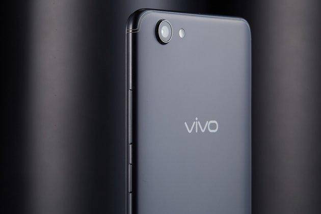 千元手机有一良知大作，vivo Y71无开孔造型设计长相极高！