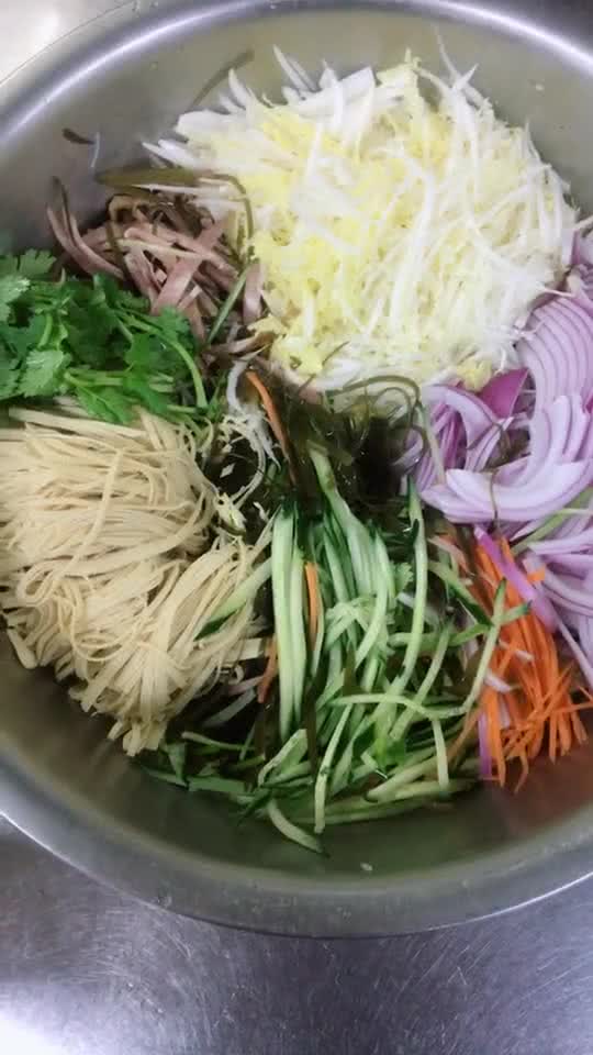 家常爽口涼拌菜，7種食材切成的絲混搭，味道超級(jí)棒！