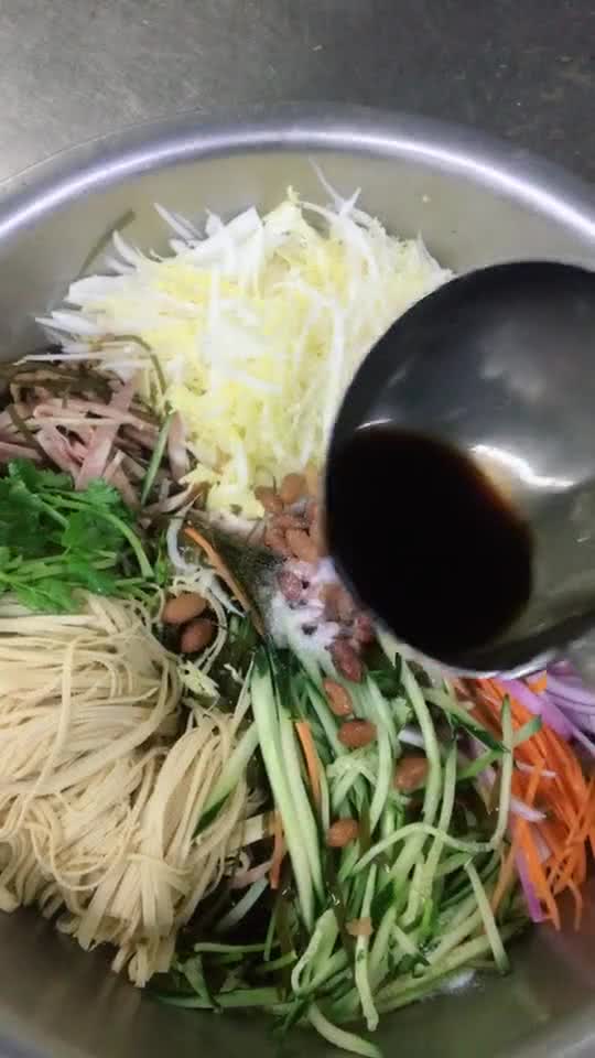 家常爽口涼拌菜，7種食材切成的絲混搭，味道超級(jí)棒！