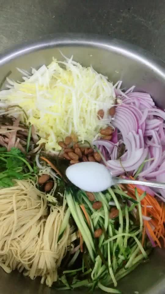 家常爽口涼拌菜，7種食材切成的絲混搭，味道超級(jí)棒！