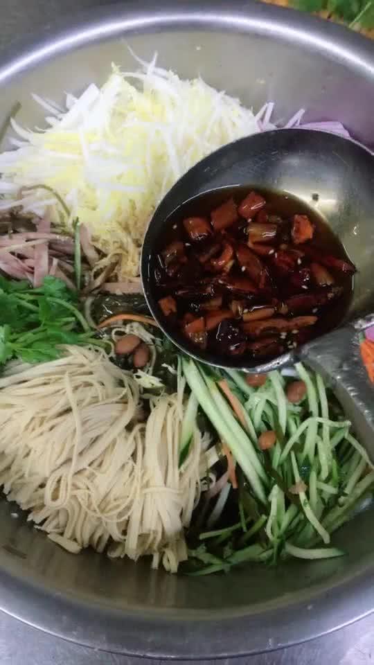 家常爽口涼拌菜，7種食材切成的絲混搭，味道超級(jí)棒！