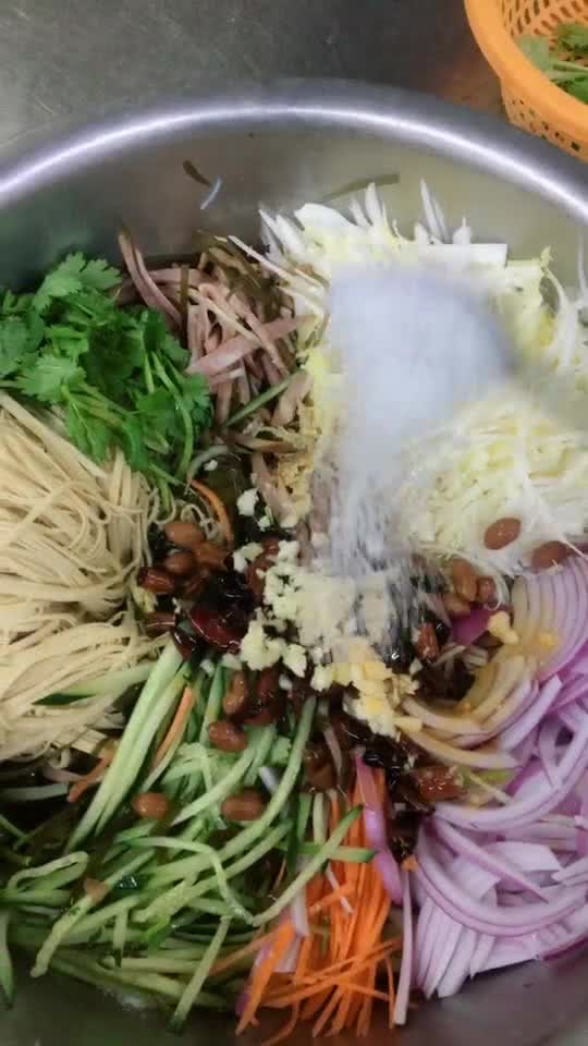 家常爽口涼拌菜，7種食材切成的絲混搭，味道超級(jí)棒！