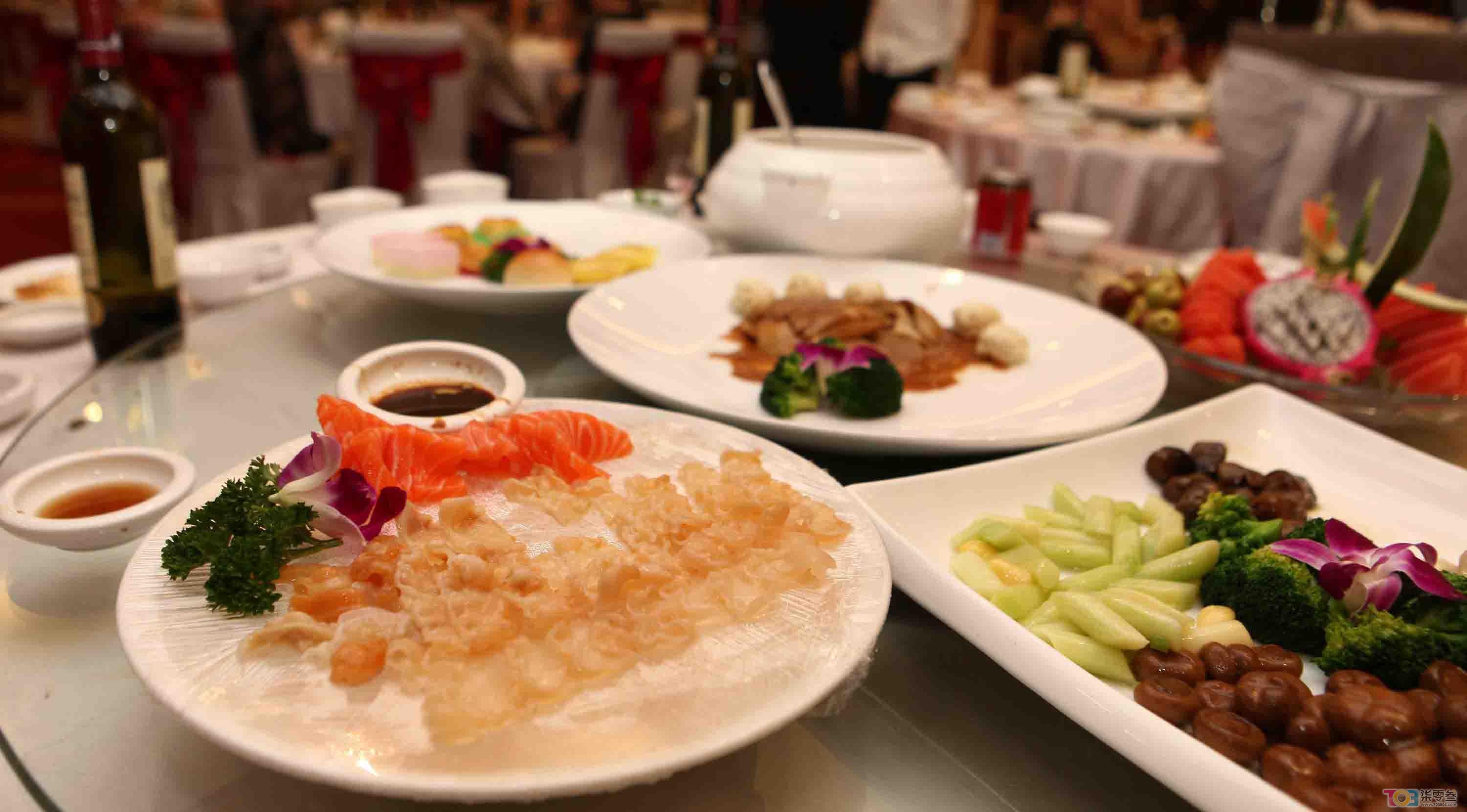 結婚宴上母親要打包飯菜 被岳母嘲諷寒酸 結帳的時候經理卻免單