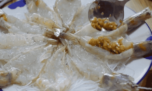 图片[6]-蒜蓉粉丝虾做法步骤图 你绝对想不到大虾和它是绝配不用水煮出-起舞食谱网