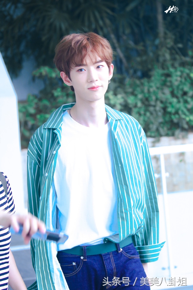 乐华七子小黄人黄新淳0514生日快乐,请尽情享受你的20岁吧!