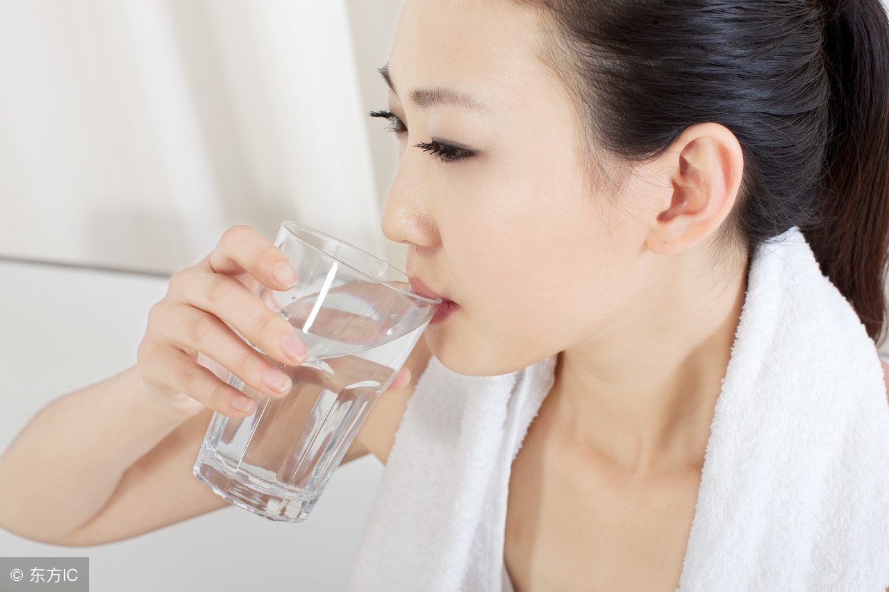 医生提示：人体每天饮水量为2.5L即可，不必为减少出汗而增减