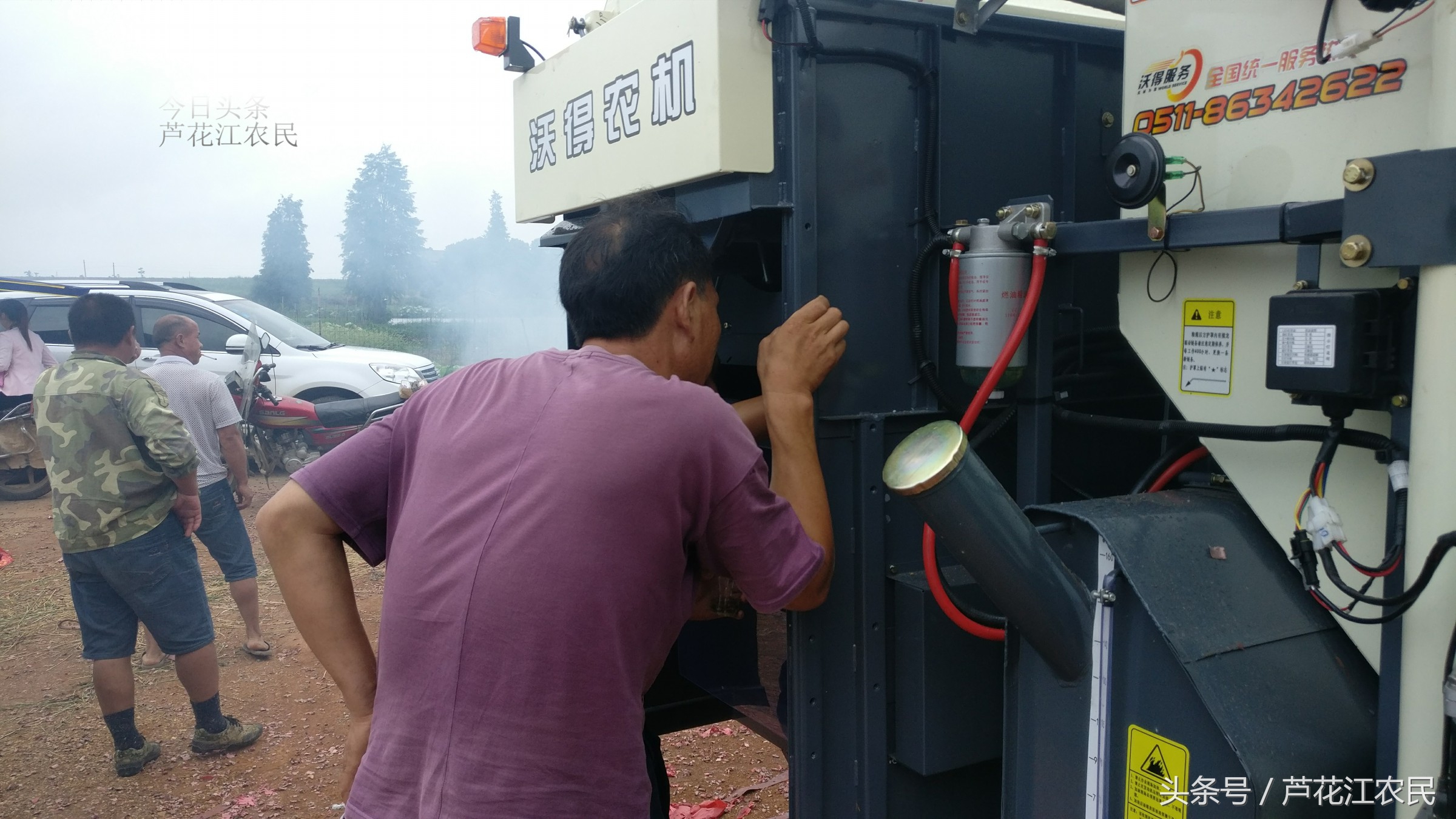 村民81300塊又入手了一臺水稻收割機，不斷有鄰居過來賀新