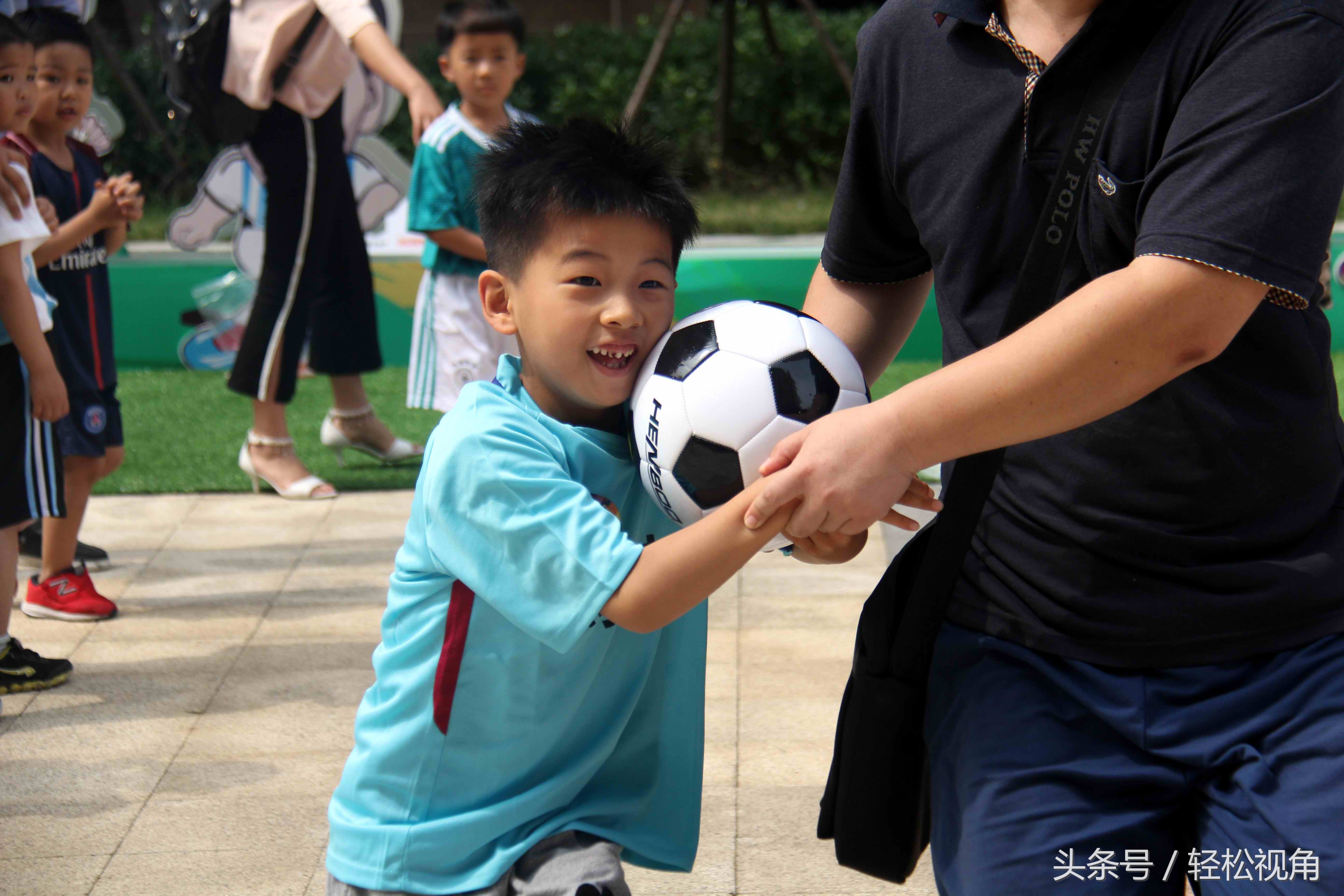 世界杯亲子球衣(世界杯即将开幕了，从孩子们穿的球衣就知道哪支球队是大热门)