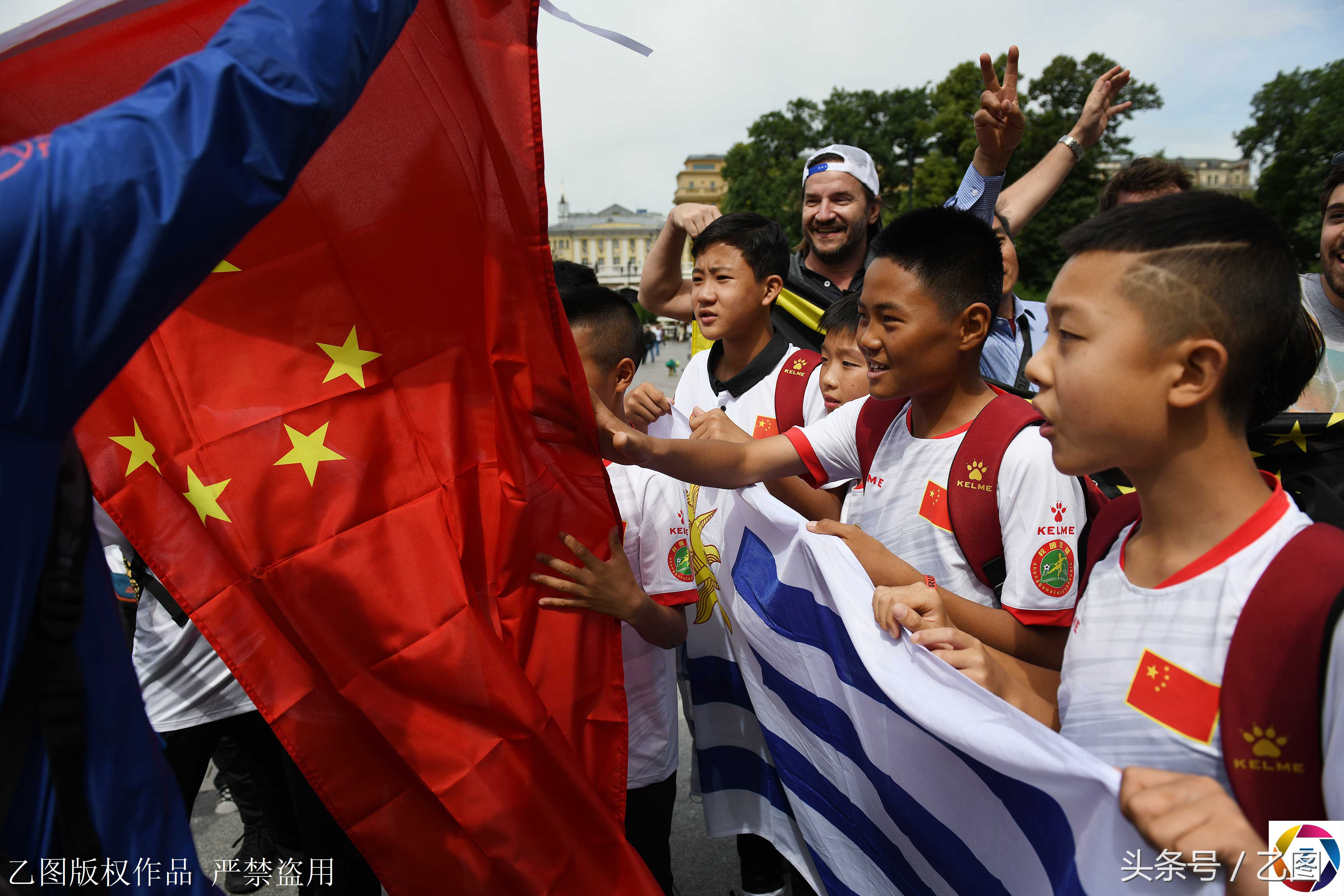 为什么只有世界杯有球童(12名中国球童出席世界杯揭幕战，称长大后要杀进世界杯，你信吗？)