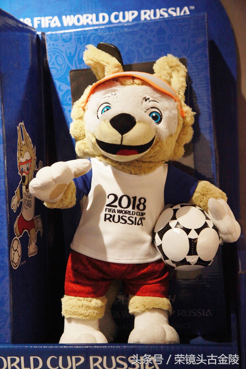 世界杯最大的足球(两米多高巨型足球和大力神杯亮相为2018俄罗斯世界杯足球赛打Call)