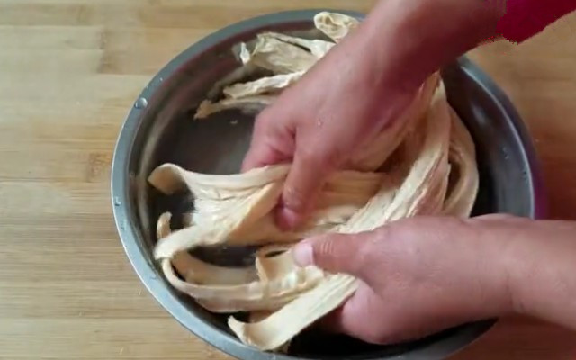 图片[4]-凉拌腐竹做法 简单的几道工序 就能做出美味的凉拌腐-起舞食谱网
