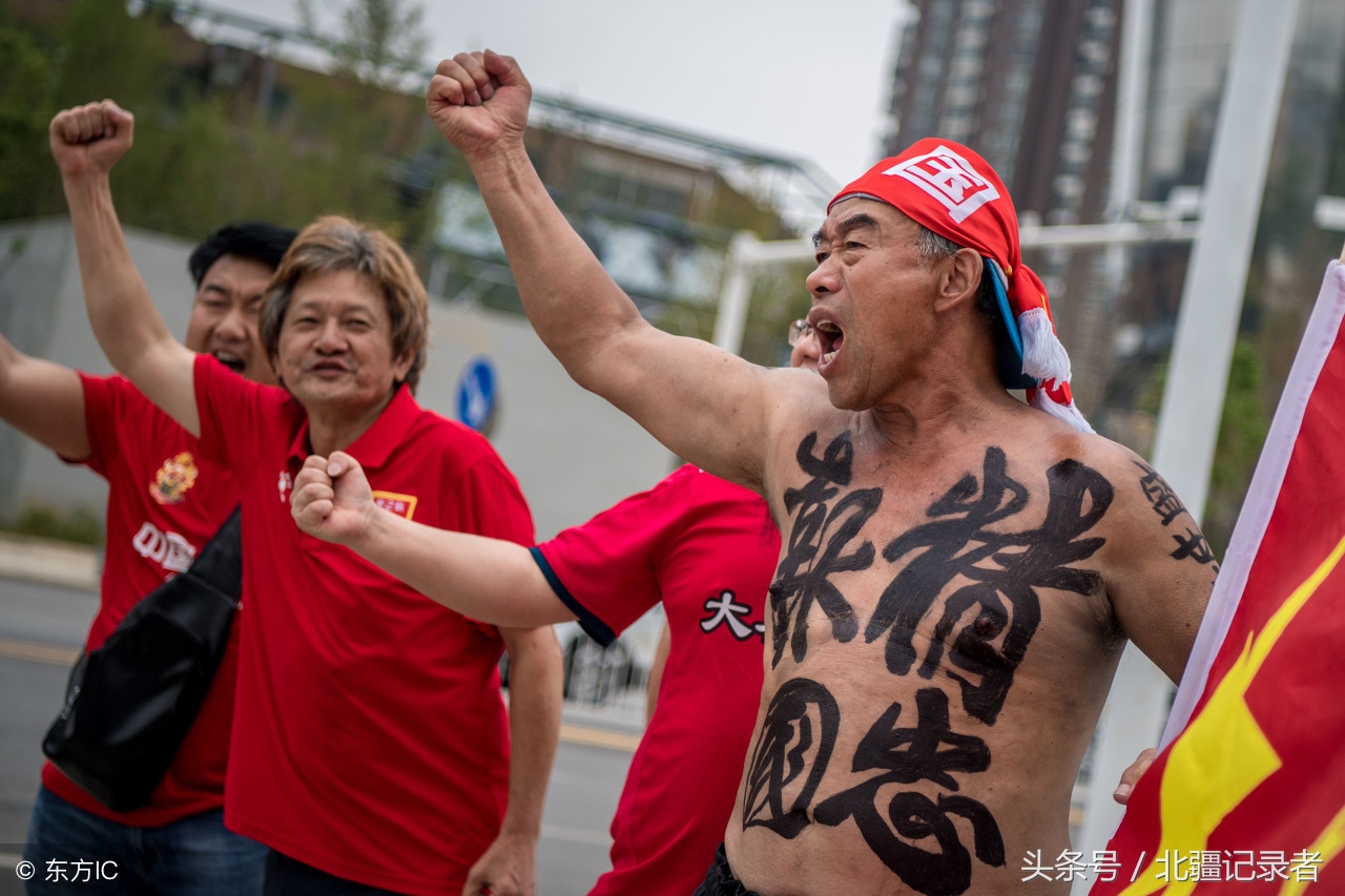 中国队勇夺世界杯泪目(中国球迷气势如虹的17个泪目瞬间，豪言：国足进决赛，他们就包场)