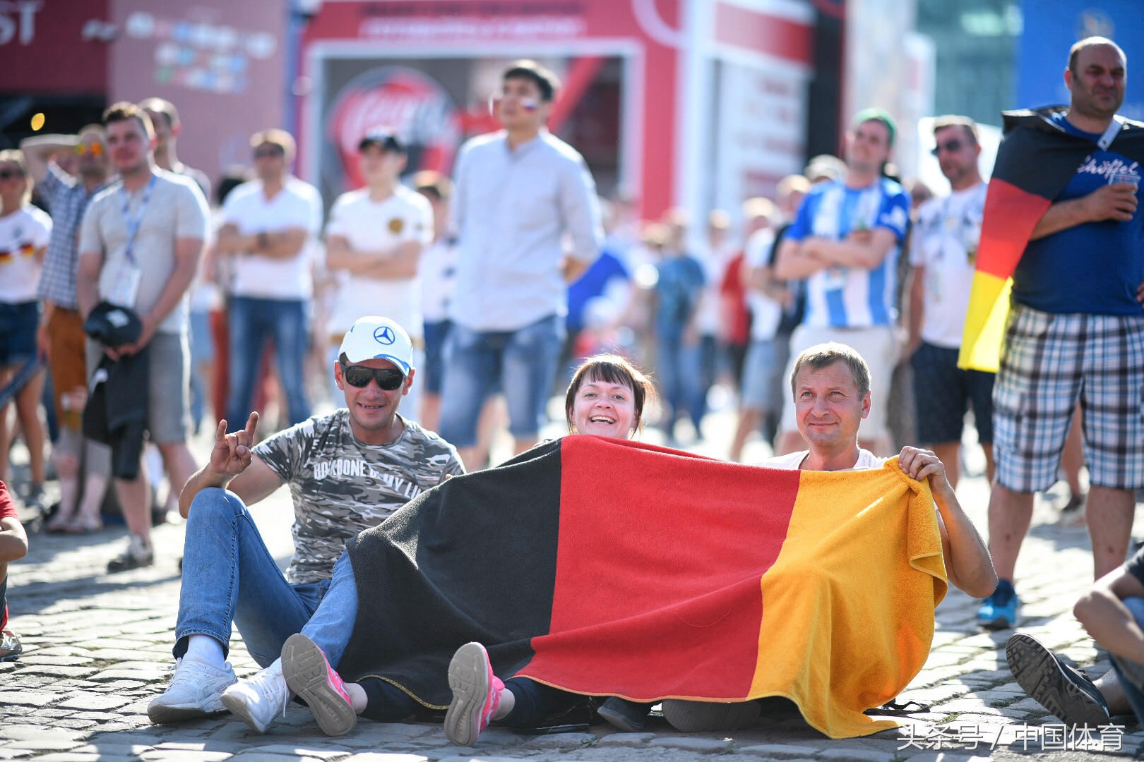 世界杯观赛团表演视频(FIFA俄罗斯世界杯花絮 球迷在加里宁格勒广场观赛)