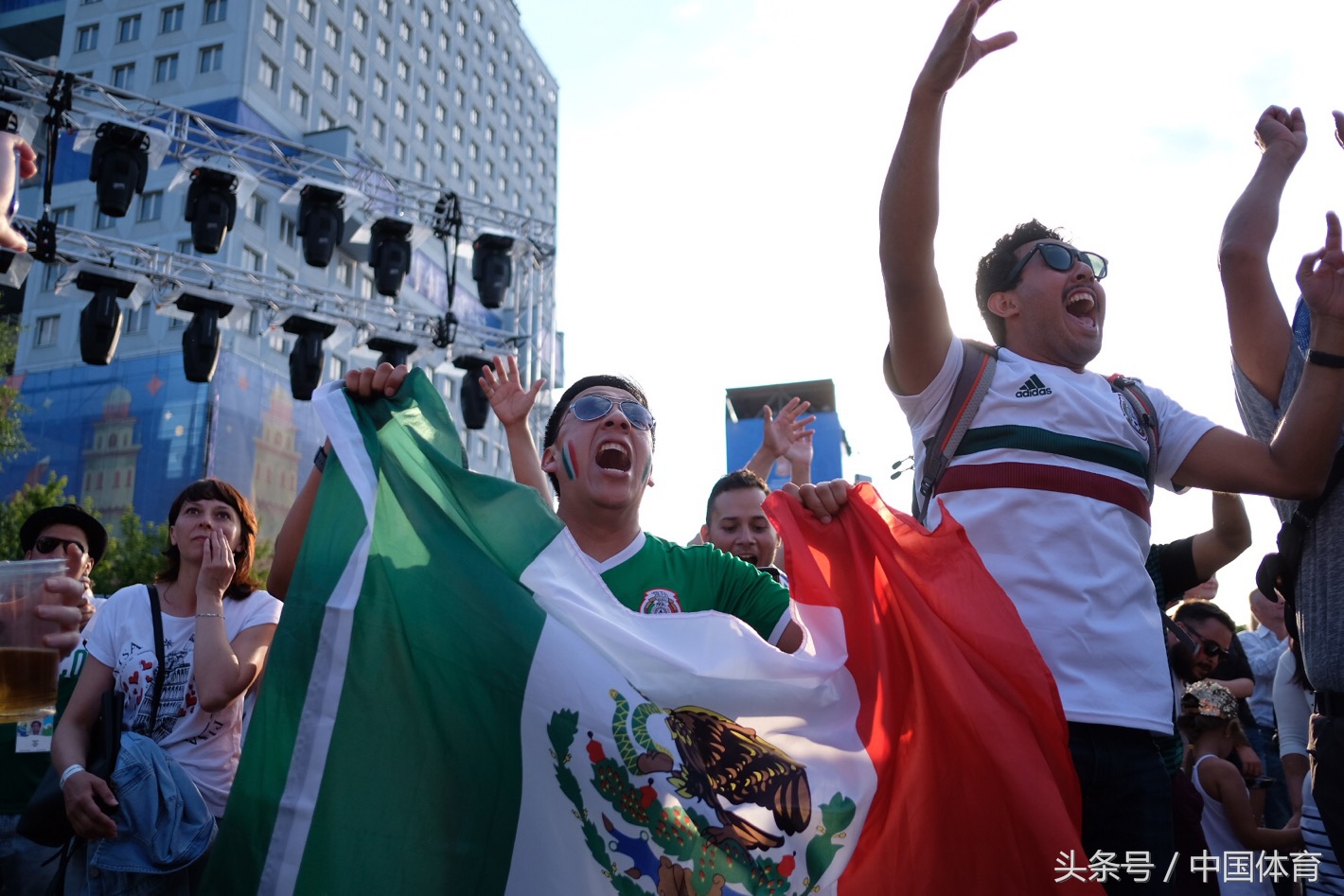 世界杯观赛团表演视频(FIFA俄罗斯世界杯花絮 球迷在加里宁格勒广场观赛)