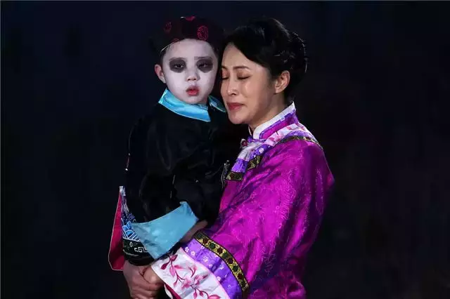 九叔林正英去世之后,钱小豪又演了不少僵尸片,却只有一部可以看