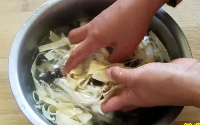 图片[10]-凉拌金针菇豆腐皮做法步骤图  自带清凉感的夏日小凉菜 好吃-起舞食谱网