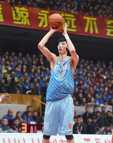 中国哪些人参加过nba(国内14位参加过NBA选秀的球员，姚明易建联领衔，一人拿过总冠军)