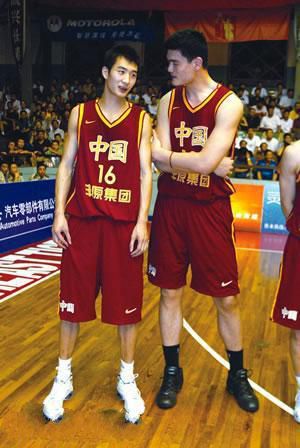 中国nba选秀有哪些人(国内14位参加过NBA选秀的球员，姚明易建联领衔，一人拿过总冠军)