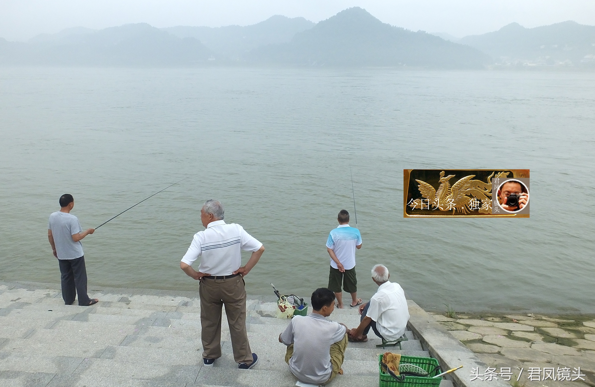 湖北宜昌：长江晨景，有人钓鱼，有人健身！钓鱼是杀生吗？