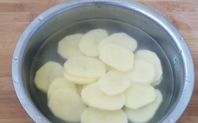 图片[7]-好吃的零食炸土豆片做法 又香又脆 小孩子特喜欢吃-起舞食谱网