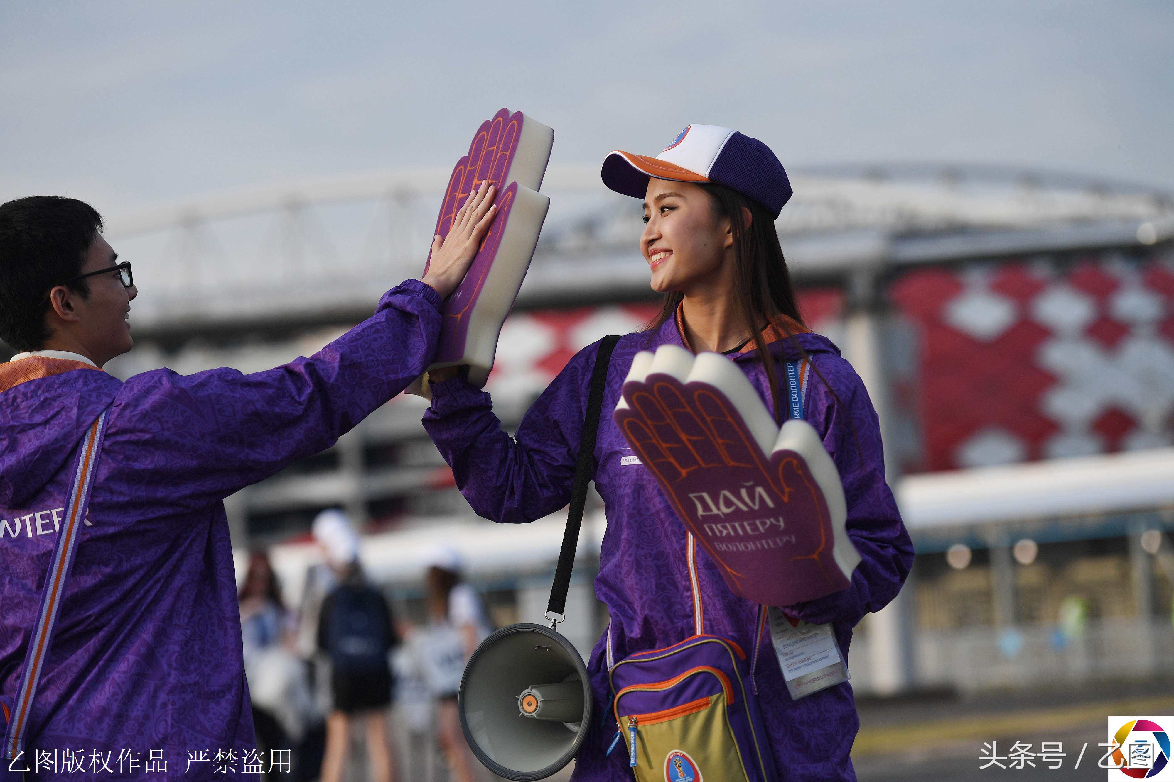 世界杯志愿者马真(世界杯志愿者中的中国女孩，因长相美常被球迷搂着拍照，微笑面对)