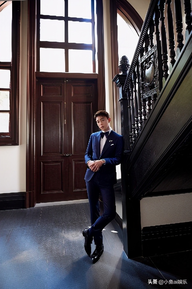 Deng Lunshu Qi is the same as casing handsome raise a key point, the fair maiden crouchs grab lens, one detail sees breeding is to install what do not come out