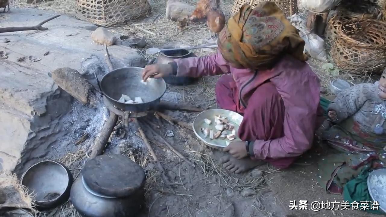 尼泊尔山区穷人家来客人，主人煮一锅大米饭，用牛肉干煮青菜招待