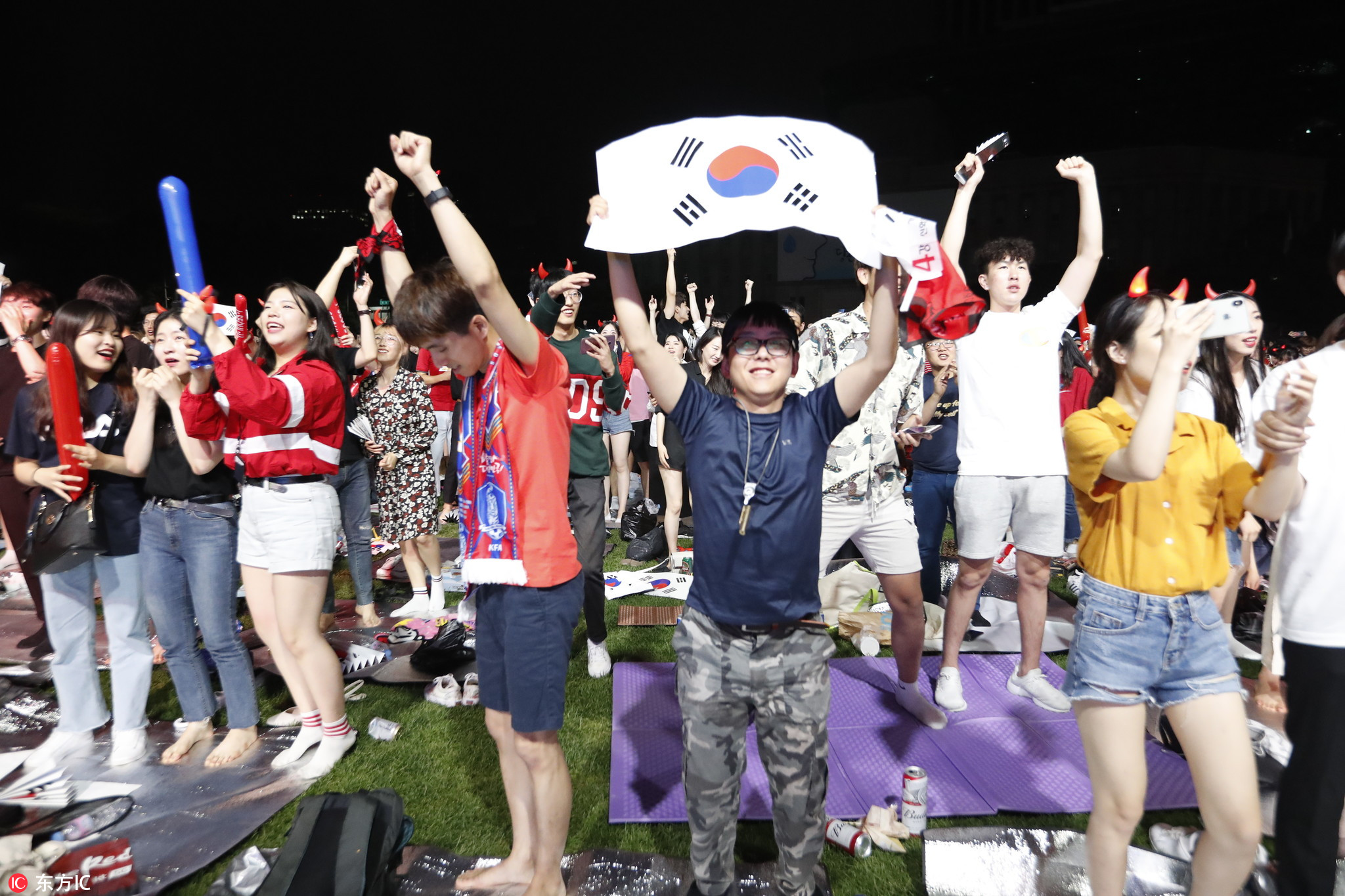 在韩国看世界杯(韩国球迷齐聚首尔观战世界杯 2-0力克卫冕冠军惊呆小姐姐)