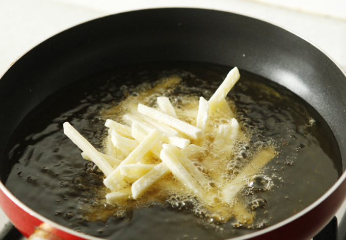 图片[4]-大厨教你自制土豆条比肯德基炸薯条还好吃-起舞食谱网