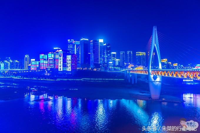 打卡重庆两个网红景点：一个差点治愈恐高症，一个夜色美的不像话