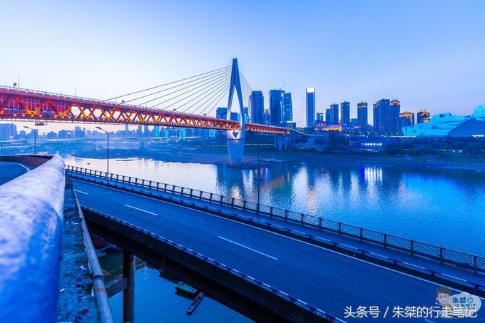 打卡重庆两个网红景点：一个差点治愈恐高症，一个夜色美的不像话