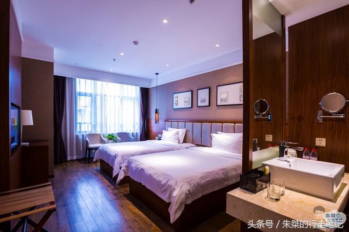 打卡重庆两个网红景点：一个差点治愈恐高症，一个夜色美的不像话