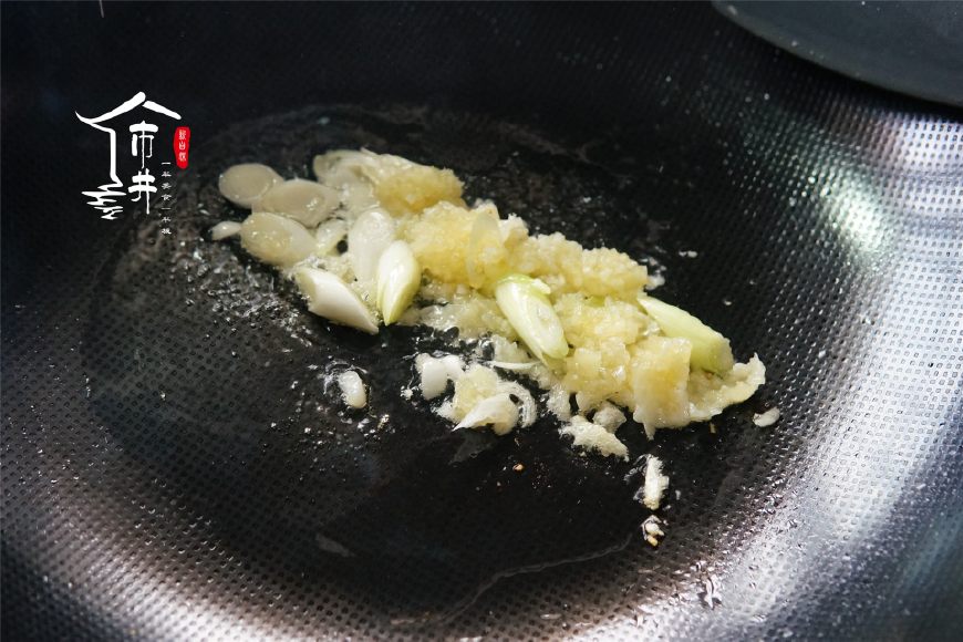 This dish does not have fish bone, be afraid that the person that has a fish can learn, child of old person of this kind of taste likes